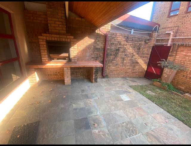 3 BEDROOM TOWNHOUSE FOR SALE IN CLUBVILLE